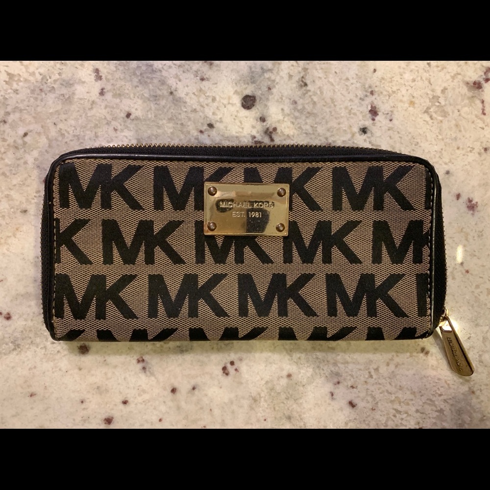 Michael Kors Zip Wallet